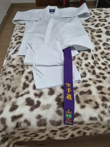 Kimono de karatê com faixa  NOVO
