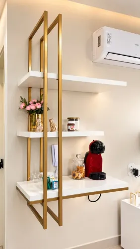 Móvel Planejado para Studio de Beleza - Estrutura Dourada e Prateleiras Brancas