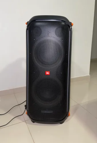 Caixa de Som JBL PartyBox 710 - Perfeita com Detalhes Estéticos