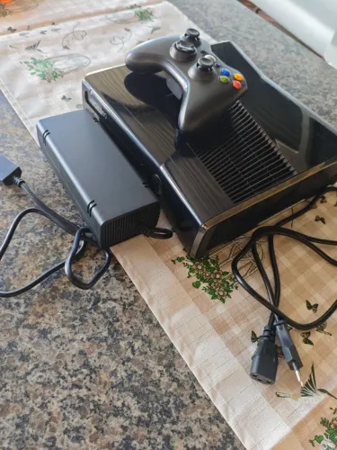 Xbox 360 Slim Desbloqueio LT 3.0 + HD 200GB + Controle + Fonte + 100 Jogos em Mídia