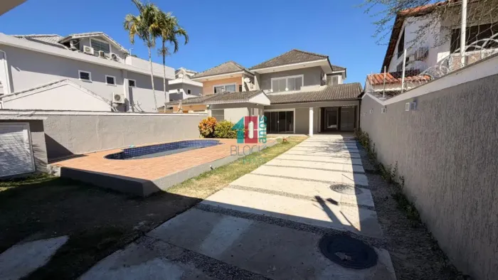 Barra da Tijuca | Casa de Condomínio 5 quartos, sendo 2 suites
