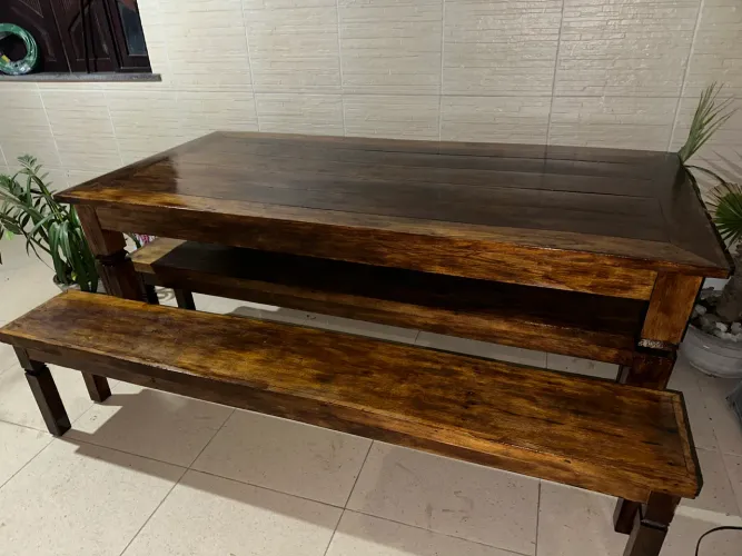 Mesa de madeira maciça.