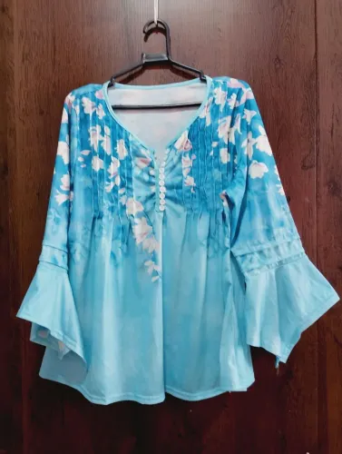 Vendo uma blusa estilosa azul