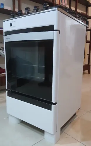 Fogão a gás em excelente condições, chamas e forno eficientes. Incluem mangueira e válvula