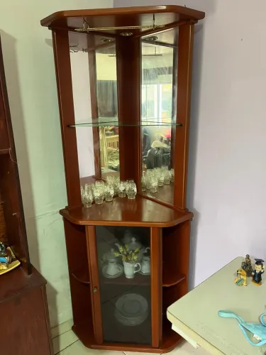Cristaleira/Bar de Canto em Madeira com Espelhos e Prateleira de Vidro 