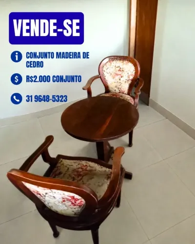 Mesa com cadeira rústica