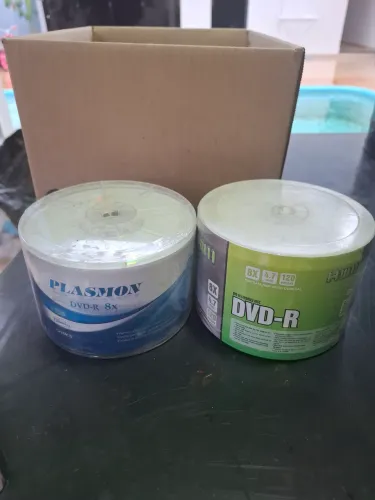 Tubo de DVDs e CDs