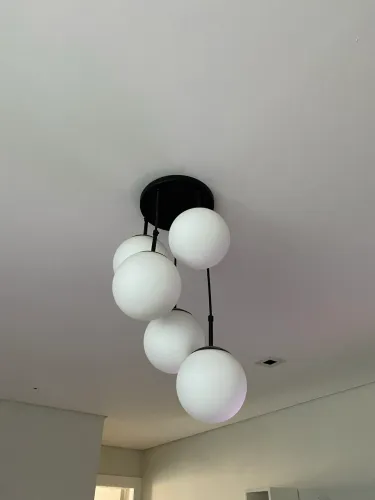 Pendente cascata com 5 globos, acompanha as 5 lâmpadas
