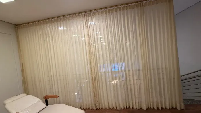 Cortina de Voil Bege + Trilho Dourado