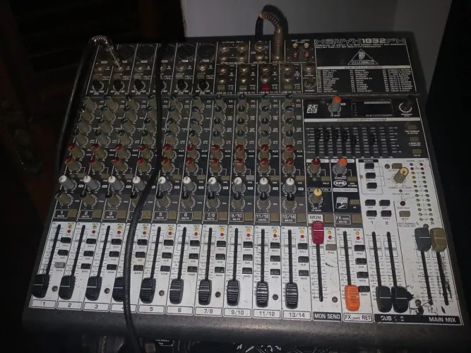 Vendo uma mesa behringer 14 canais
