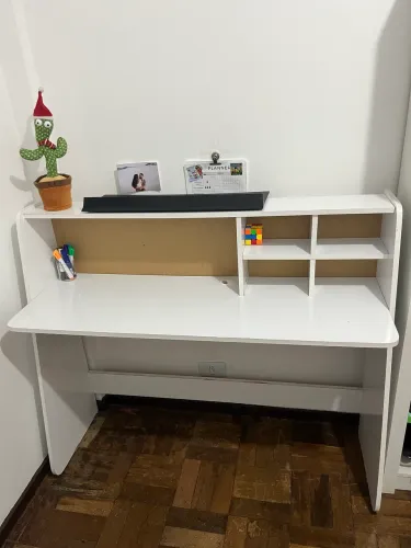 Mesa de Escritório com Prateleiras
