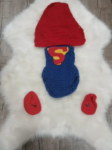 Fantasia de Crochê Superman Menino de 3 a 6 meses.