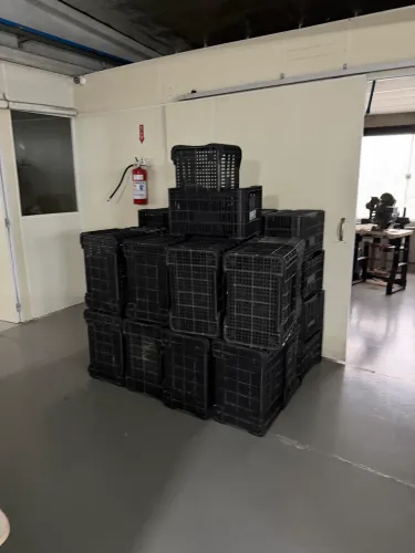 Caixas 50 caixas de 50 litros cada. 