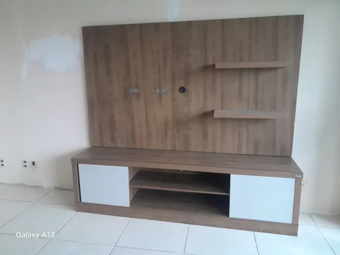 Rack com painel de madeira pouco usado super conservado painel 2,33x1,34 rack 2,33x0,43
