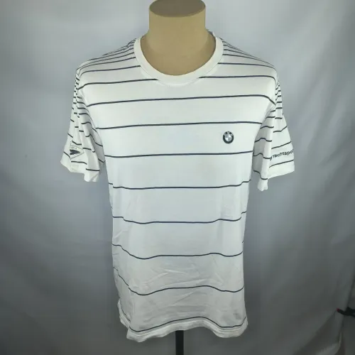 Camiseta BMW masculina GG branca com listras azuis logo bordado.
