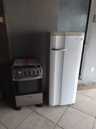 Geladeira e fogão funcionado. 750.00 os dois