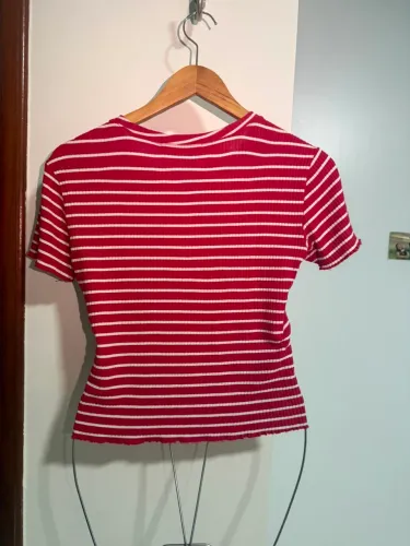 Blusa vermelha listrada