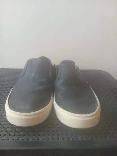 Tênis estilo mule aberto atrás de couro sintético preto sola clara e palmilha caramelo