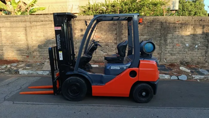 Empilhadeira Toyota 2500kg
