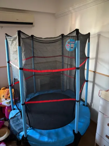 Cama elástica, extremamente nova, pouco utilizada