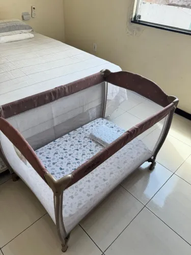 Berço infantil com colchão e cortinado