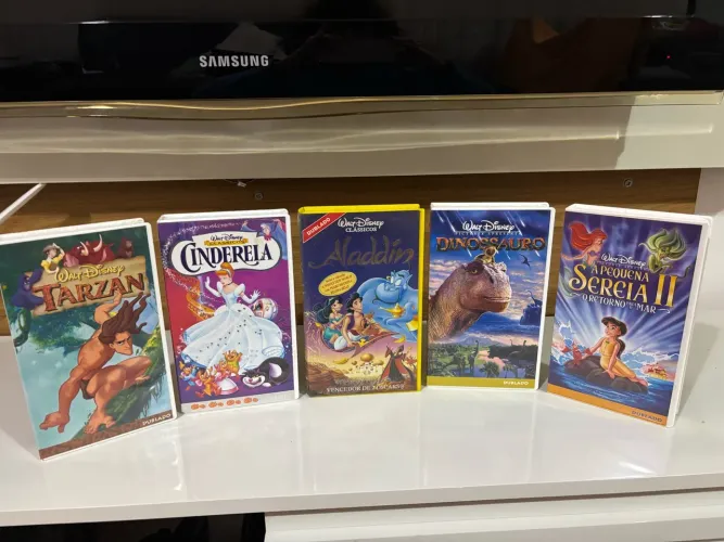 Vendo coleção de 32 fitas VHS originais com o relevo de autenticidade.