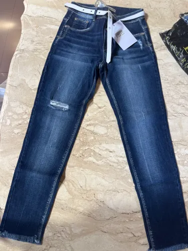 Calça cigarrete com cinto branco