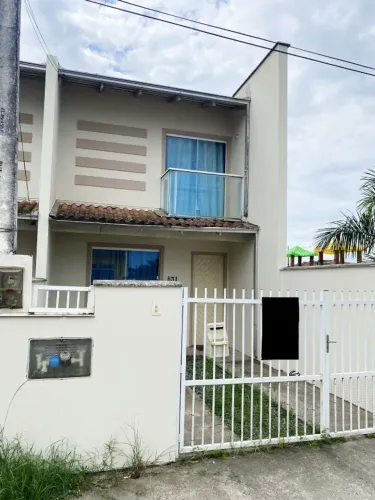 Geminado a venda no Paranaguamirim, área de 66,49 m² com 02 quartos.
