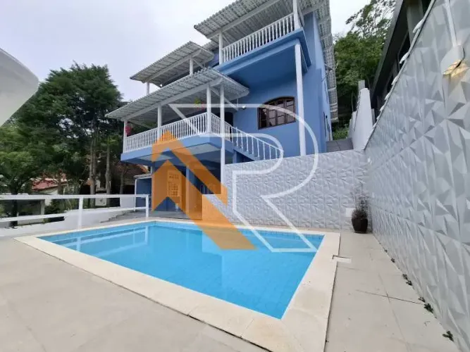 À Venda casa duplex de 05 quartos em Itaipu- Região Oceânica de Niterói- RJ.