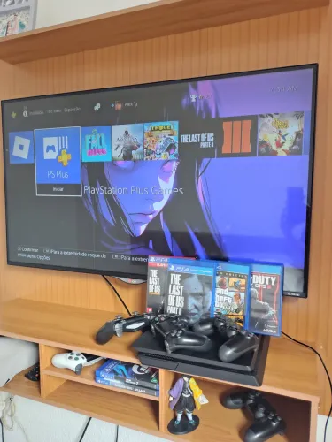 PS4 Slim_1 Tera Super conservado 4 Jogos Físicos e vários digitais + 3 controles.