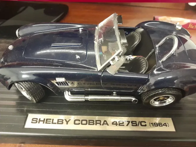 Miniatura Shelby Cobra 427 S/C (1964) Road Legends 1:18