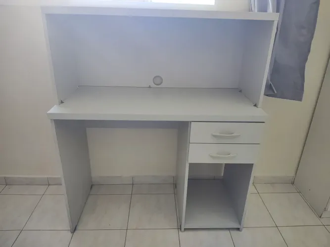 Mesa de computador com gavetas