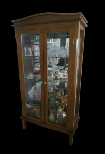 CRISTALEIRA DE MADEIRA MACIÇA, COM DUAS PORTAS E LATERAIS DE VIDRO. EM PERFEITO ESTADO.