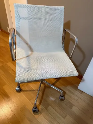 Cadeira Herman Miller Eames grupo de alumínio encosto médio em malha branca