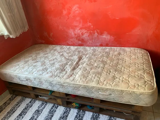 Conjunto de 2 pallets de madeira + colchão de solteiro