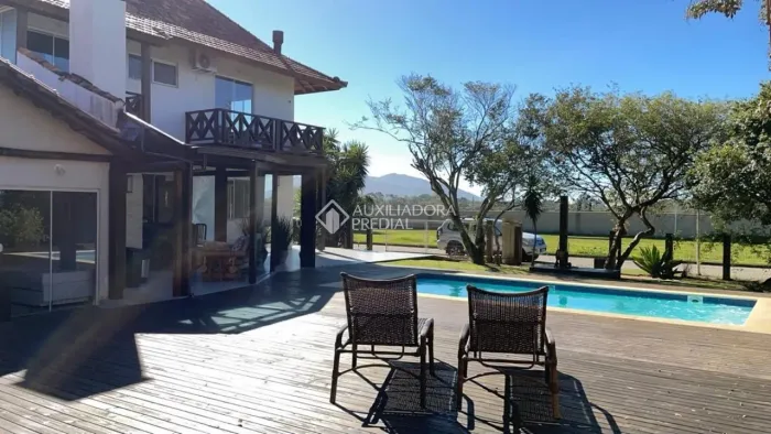 Casa de 5 quartos em condomínio com acesso exclusivo ao mar