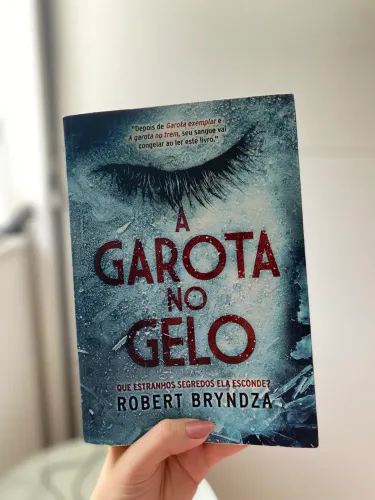 LIVRO A GAROTA NO GELO - POUCO USADO 