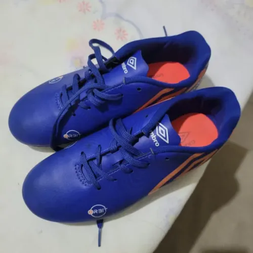 Vendo chuteira de cravo, Marca Umbro, Tamanho 36. Usada poucas vezes, super conservada.
