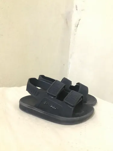 VENDE-SE SANDÁLIA TAMANHO 19