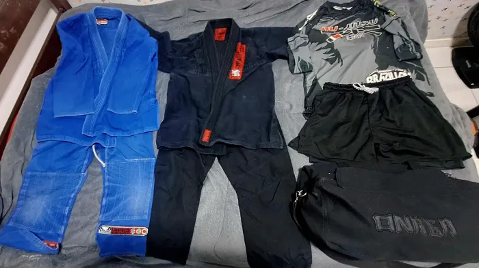 KIT JIU-JITSU | ACOMPANHA 02 KIMONOS + 01 RASH GUARD + BERMUDA TACTEL + BOLSA DA ONAGA