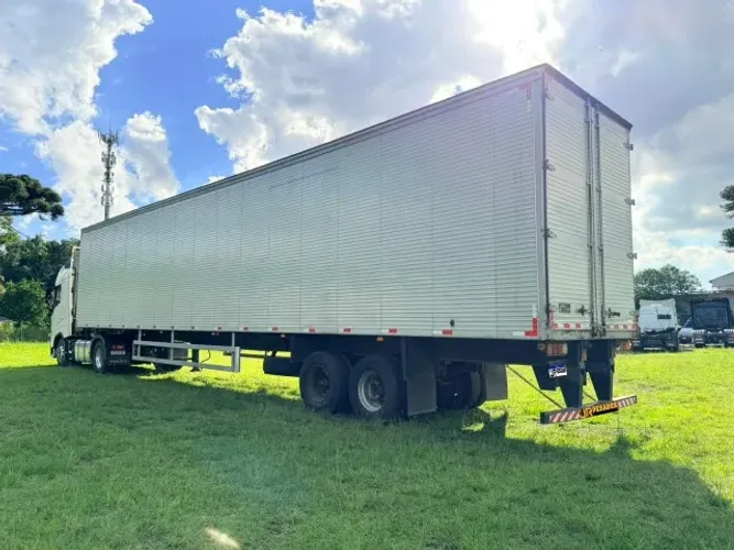 carreta randon bau 2 eixos lateira ano 2000 com pneus
