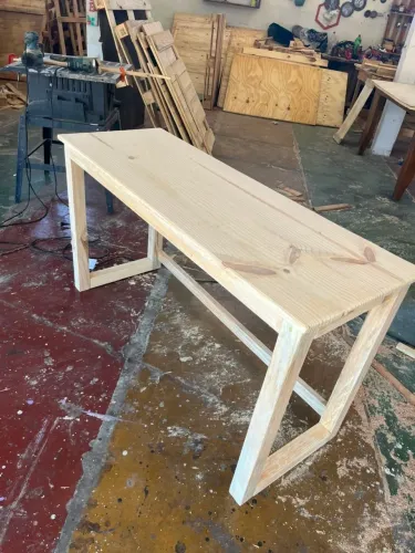 Mesa de pinus para escritório