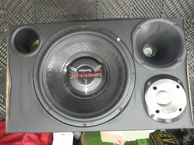 Vendo mini caixa trio para carro sem modulo.Perfeito estado.