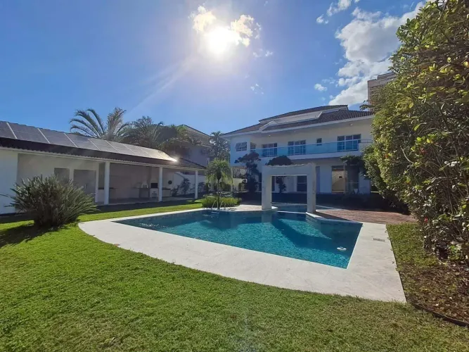 Casa com 4 quartos (4 suítes), alto padrão, infraestrutura, vagas e quintal na Barra da Ti