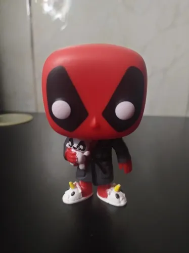 FIGURE MARVEL DEADPOOL DE PIJAMA COM URSINHO