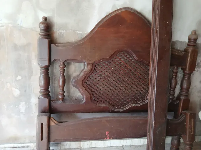 Cama em madeira de lei, ipê, pelo menos preço.