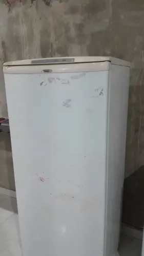 Vendo geladeira com algumas avaliações especificamente no congelador, gelando um lado