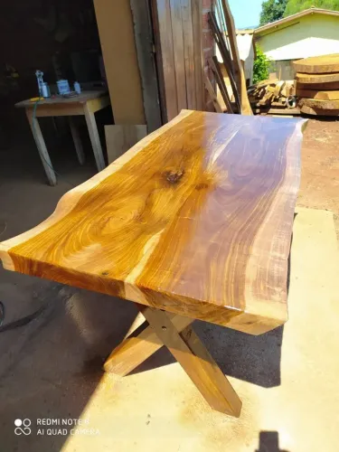 Mesa feita de pranchão de ipê