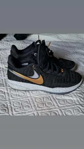 Tênis Nike LeBron 20 Black Metallic Gold 9Original