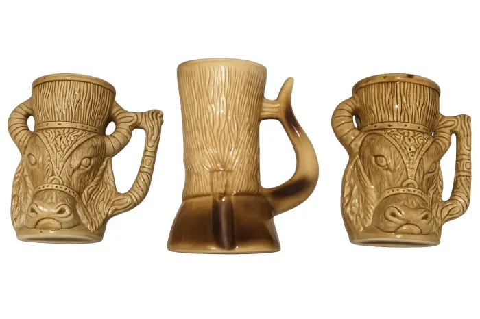 Canecas de chopp de porcelana antigas.